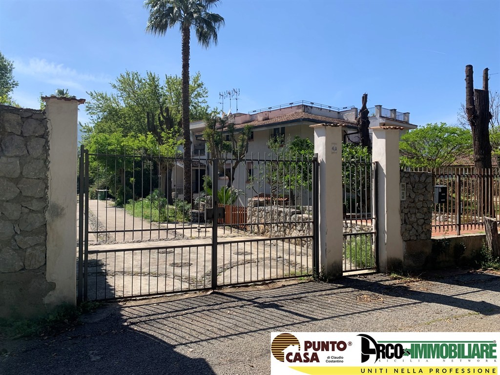 Mondello – Bivani ristrutturato in villa con terrazzo e giardino condominiale