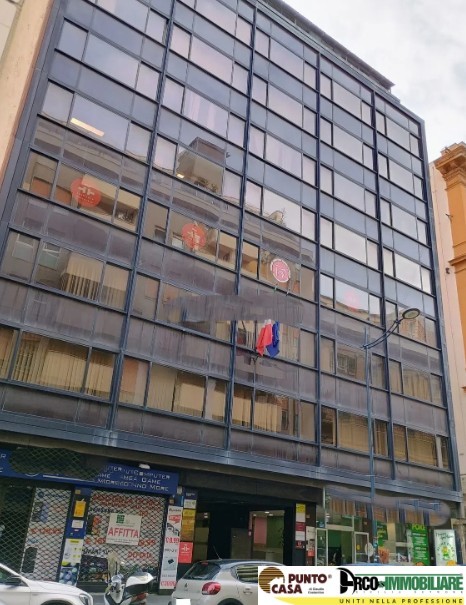 In Via Mariano Stabile , quasi angolo  con via Ruggero Settimo,  proponiamo in locazione splendido ufficio di rappresentanza esteso mq 550,  3 posti Auto coperti