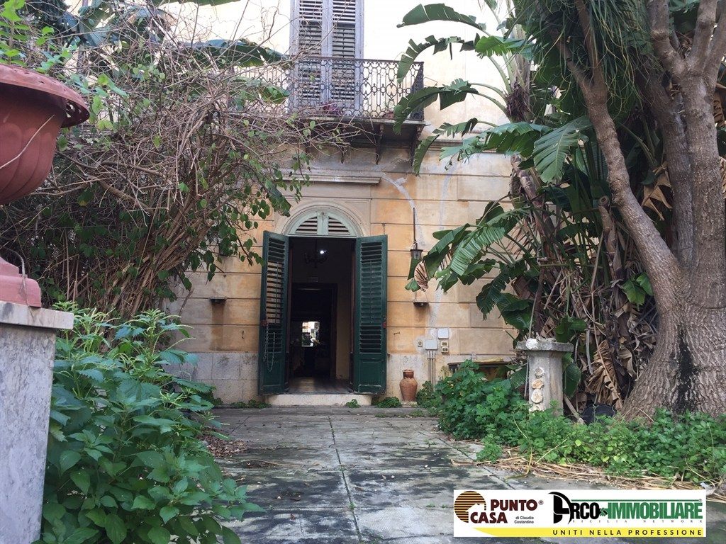 VENDESI VILLA  storica ottocentesca nel cuore di Palermo