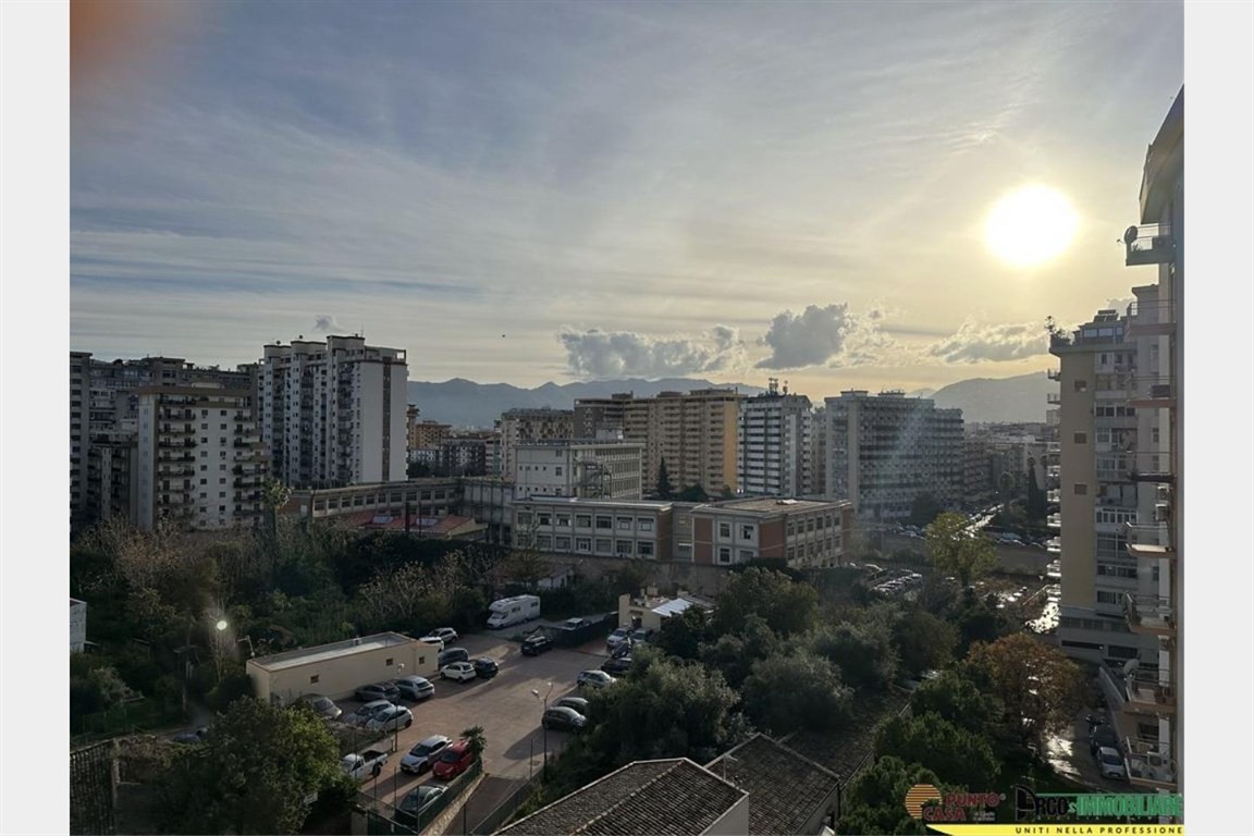 Luminoso appartamento 6 vani con garage esclusivo zona Autonomia Siciliana/Fiera