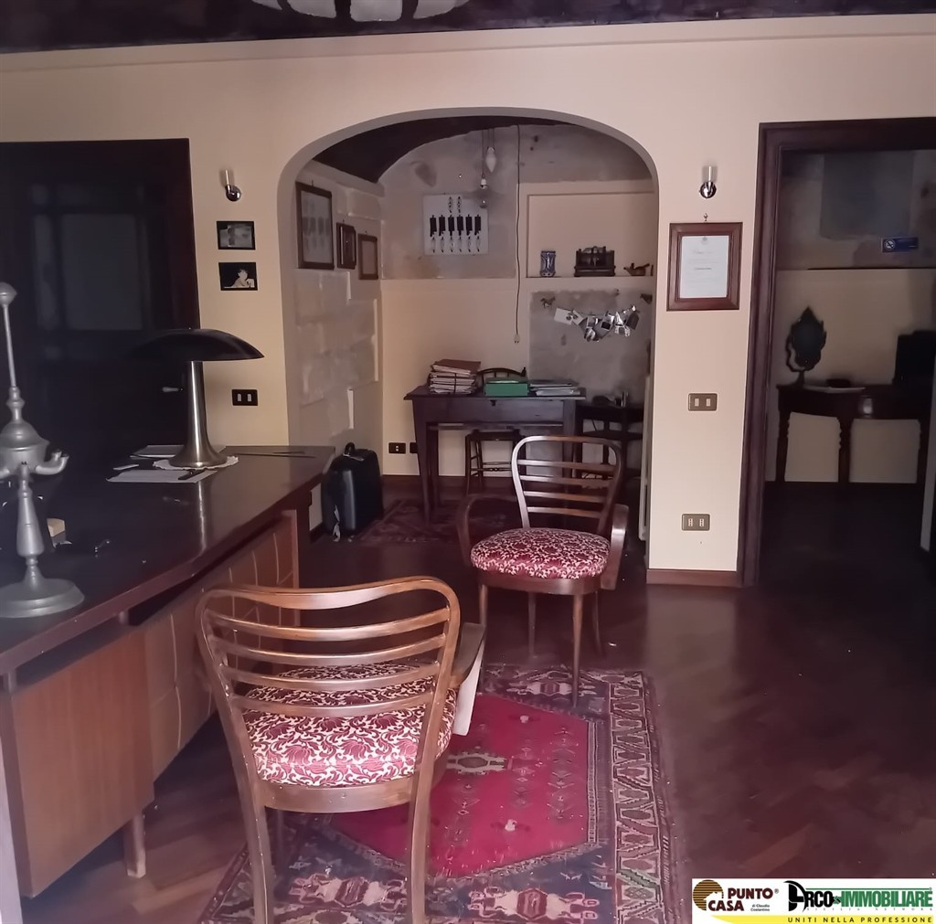 Carini, a pochi metri dalla pizza, Vendesi ampio bivani ristrutturato .