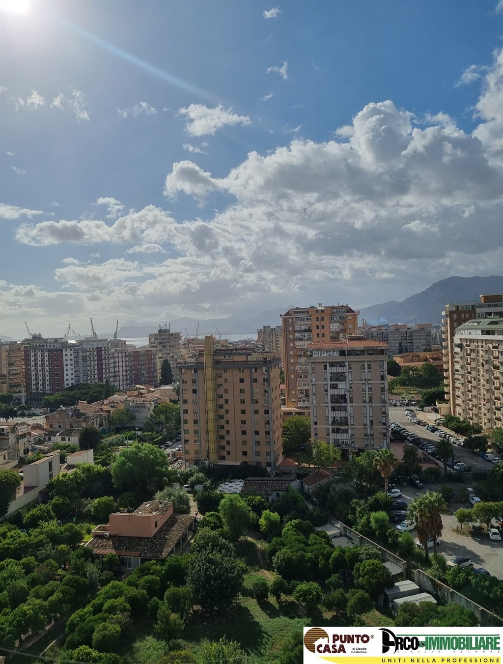 Zona D'Amelio, attico di 6 vani, con terrazzo panoramico, posto auto singolo scoperto