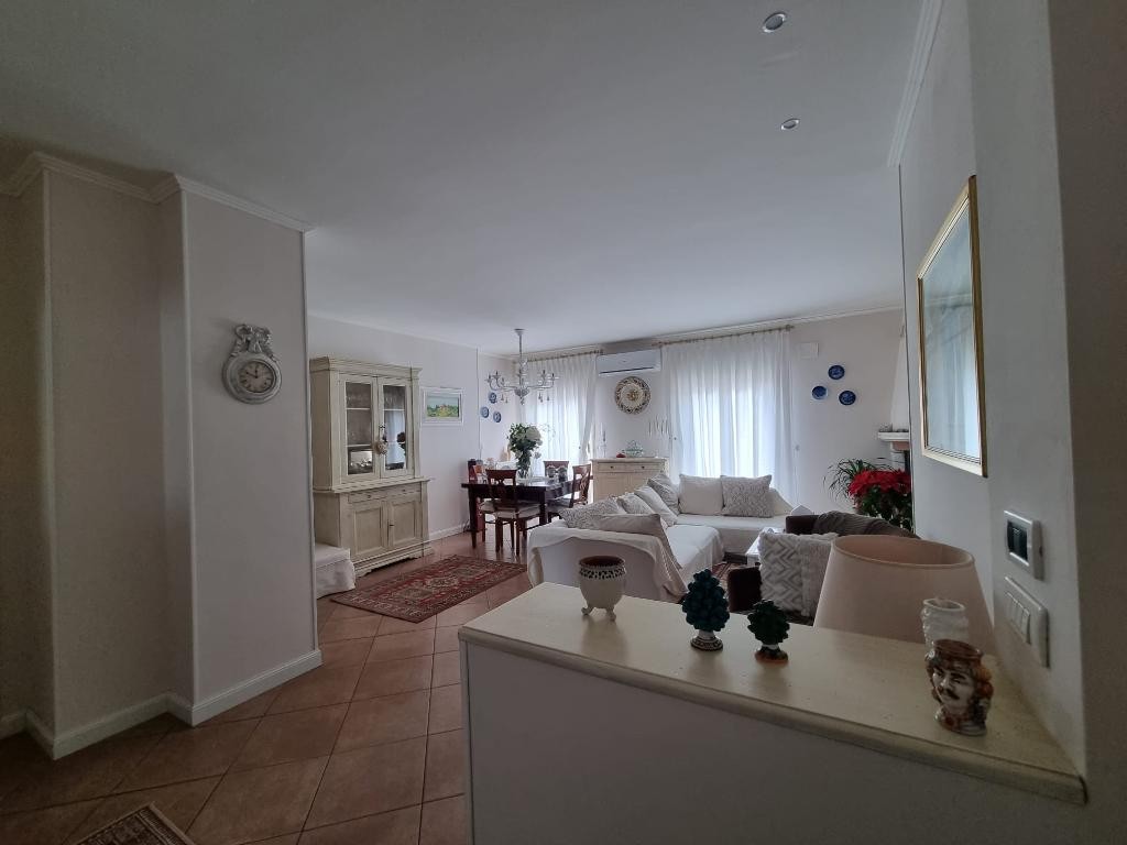 Appartamento,4 vani ristrutturato, box auto