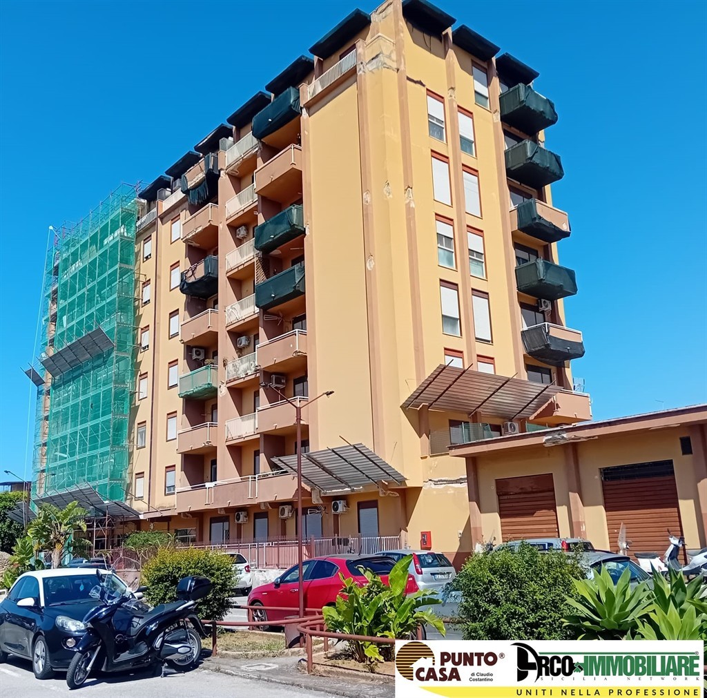 Zona Corso Dei mille , vendesi 4 vani in residence, piano alto, posto auto.