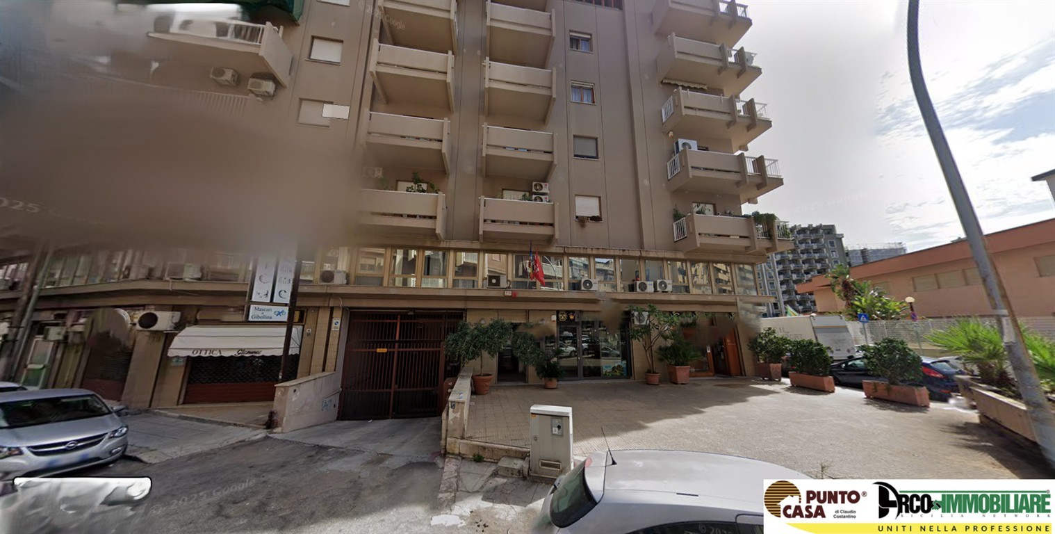 In zona Malaspina/Palagonia (via Ercole Bernabei), proponiamo in vendita  un comodo box auto di circa 30 mq.