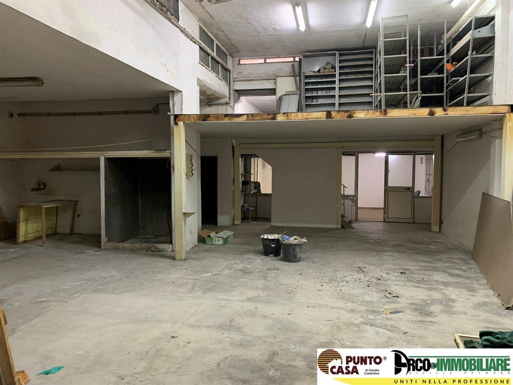 Magazzino/laboratorio 195 mq con accesso carrabile, soppalco e ufficio