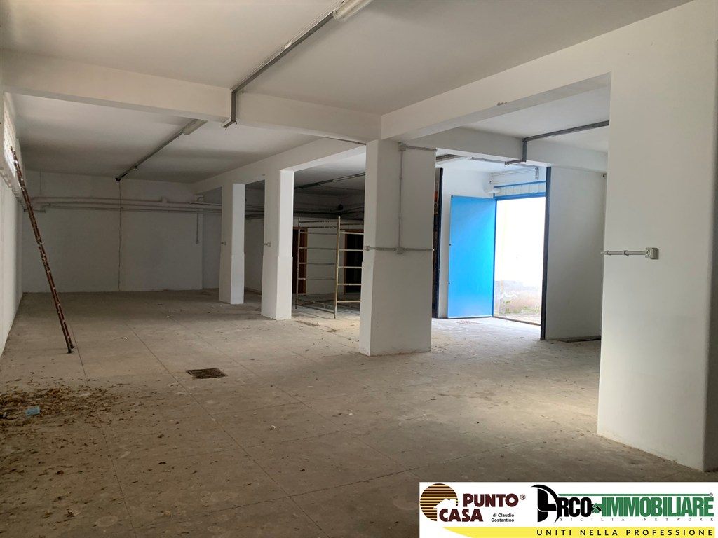 Via Principe di Palagonia – zona Malaspina Vendita in blocco di tre magazzini carrabili