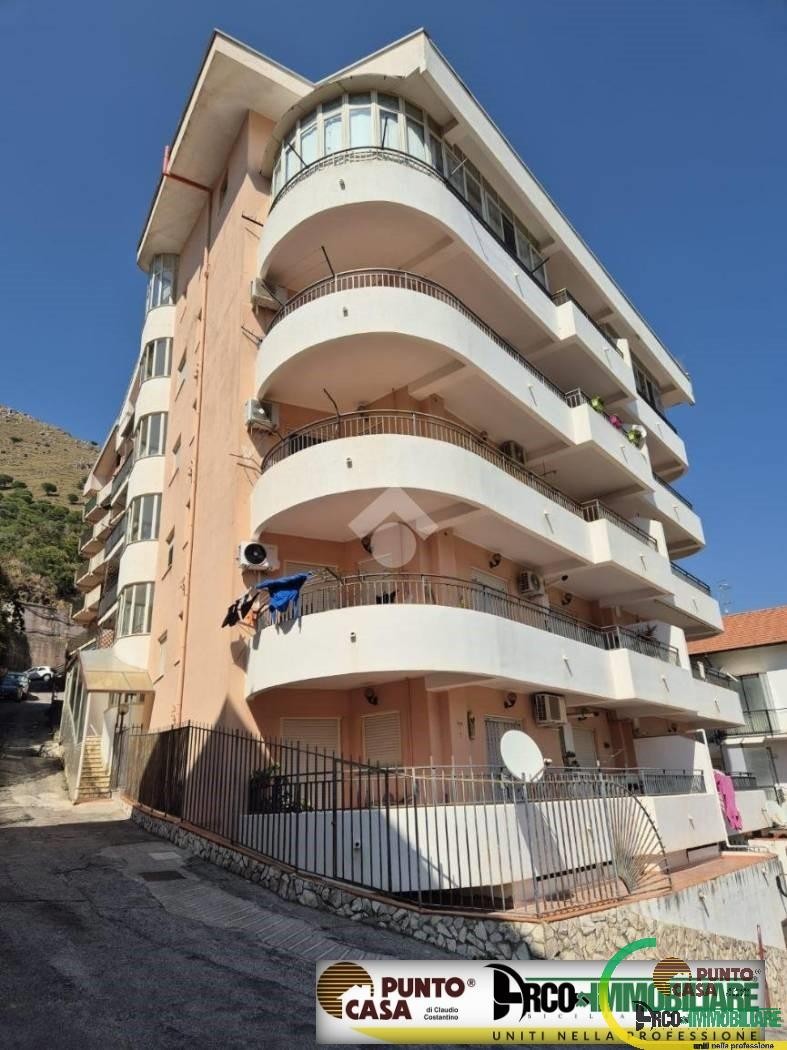 Pioppo (ingresso paese) luminoso Appartamento Quadrivani con Ampio balcone perimetrale