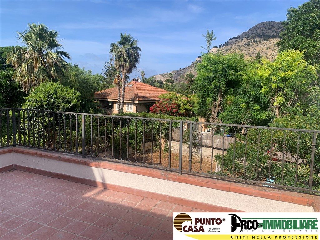 Mondello - Elegante Appartamento in Villa con Terrazza privata di 75 mq.