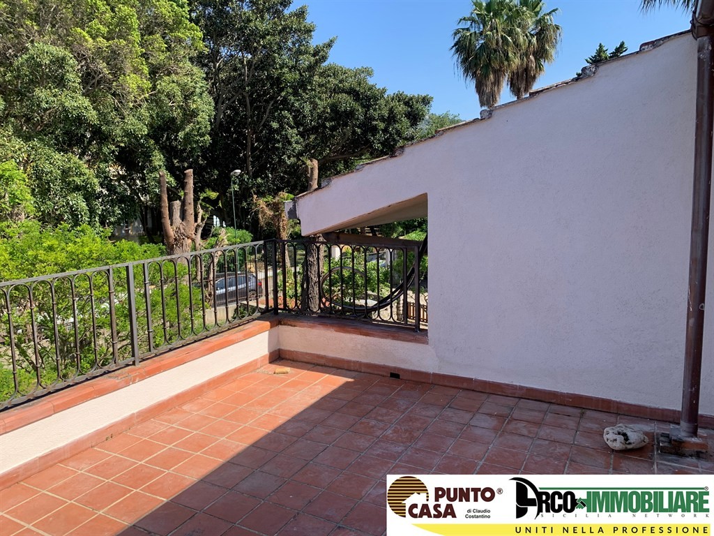 Appartamento ristrutturato in villa  con terrazzo e giardino condominiale – Mondello, Fondo Anfossi