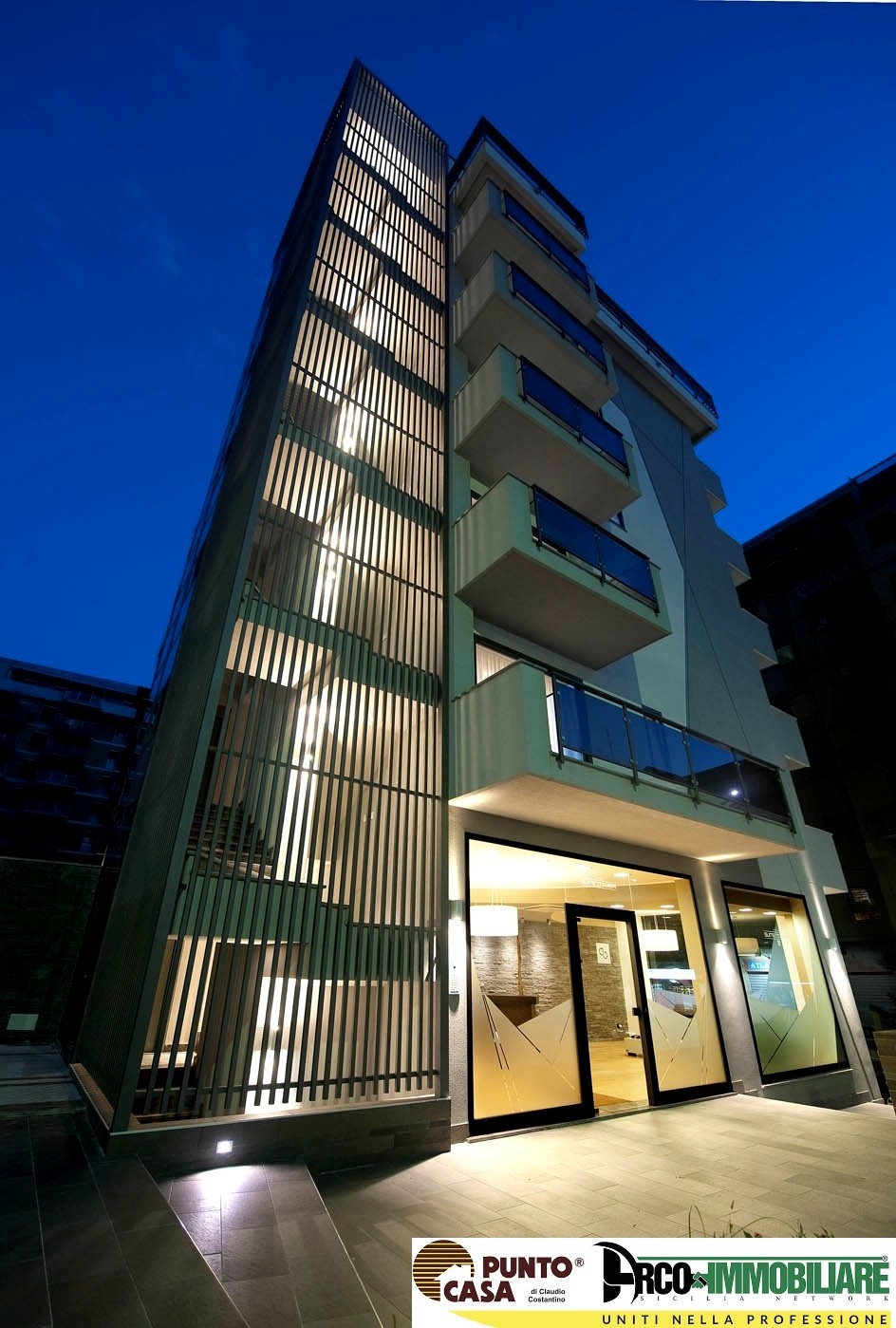 Via Sampolo, ad angolo con Via Salvatore Bono, proponiamo in vendita  ampi  bivani elegantementi arredati a misura, posto auto coperto al piano cantinato